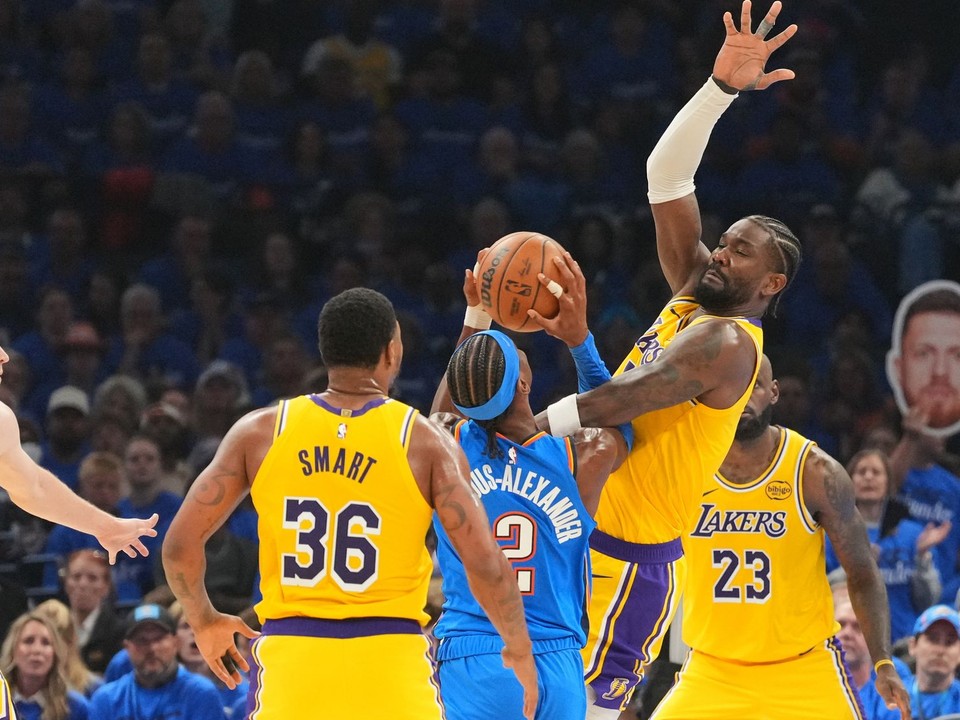 Shai Gilgeous-Alexander (2) v zápase play-off proti LA Lakers.