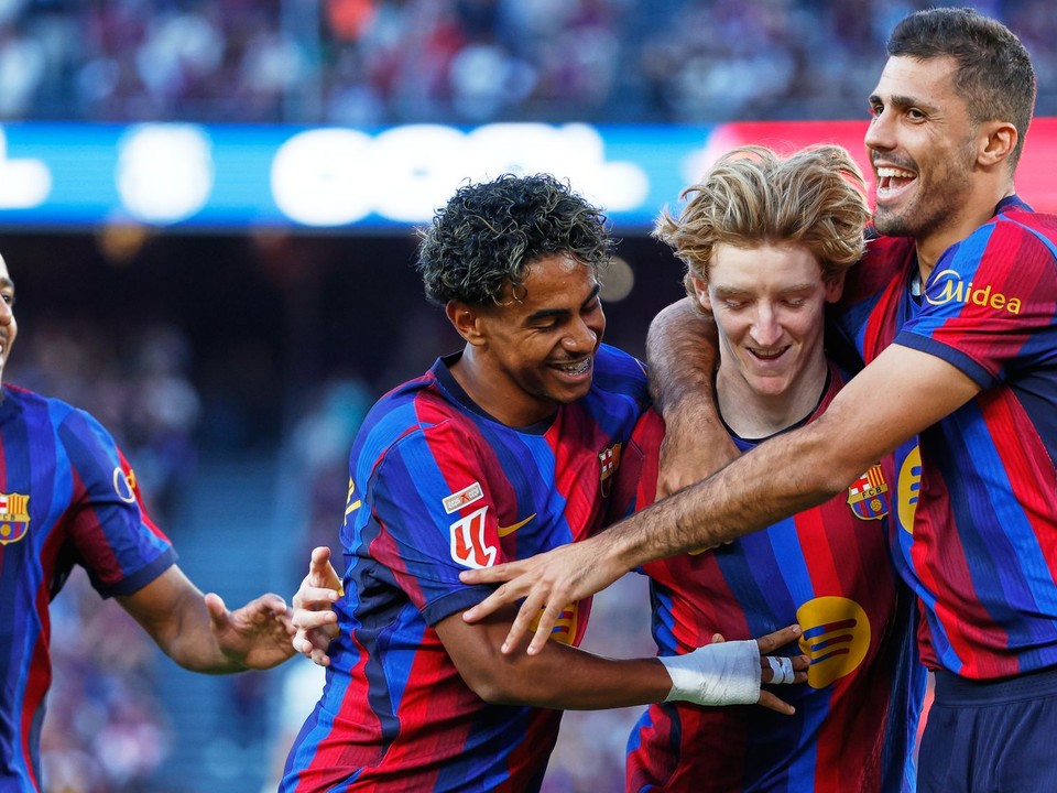 Hráči Barcelony sa tešia z gólu