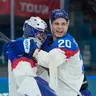 Samuel Hlavaj a Juraj Slafkovský po zápase Švédsko - Slovensko na ZOH 2026.