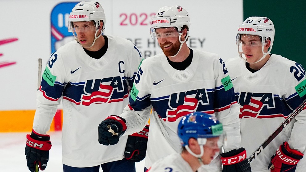 Americký hokejista Nick Perbix (uprostred) oslavuje gól v zápase proti Česku na MS 2023.