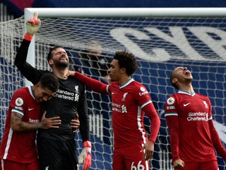 Brankár Liverpool FC Alisson po strelenom góle.