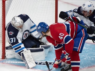 Momentka zo zápasu medzi Montrealom Canadiens a Winnipegom Jets.