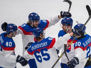 Slovenskí hokejisti sa tešia po strelenom góle v zápase Slovensko - USA na ZOH 2022 v Pekingu.
