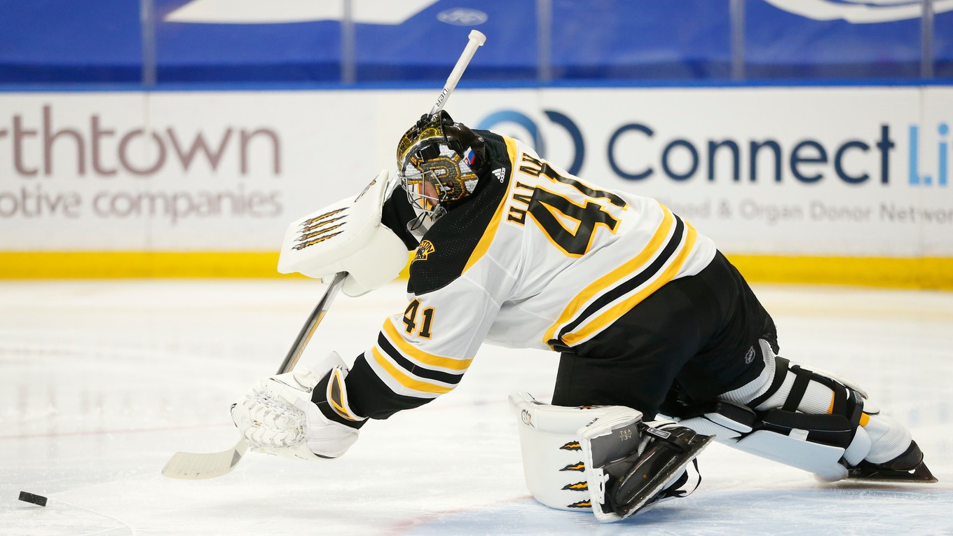 Brankár Jaroslav Halák v drese Boston Bruins.