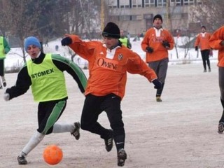 Súboj Prešovčana Lukáša Hricova a Miroslava Soviča z 1. FC Košice. Prípravný duel sa hral na mlatovom ihrisku.