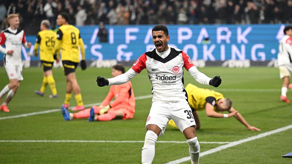 Ansgar Knauff sa teší z gólu v zápase Frankfurt - Dortmund. 