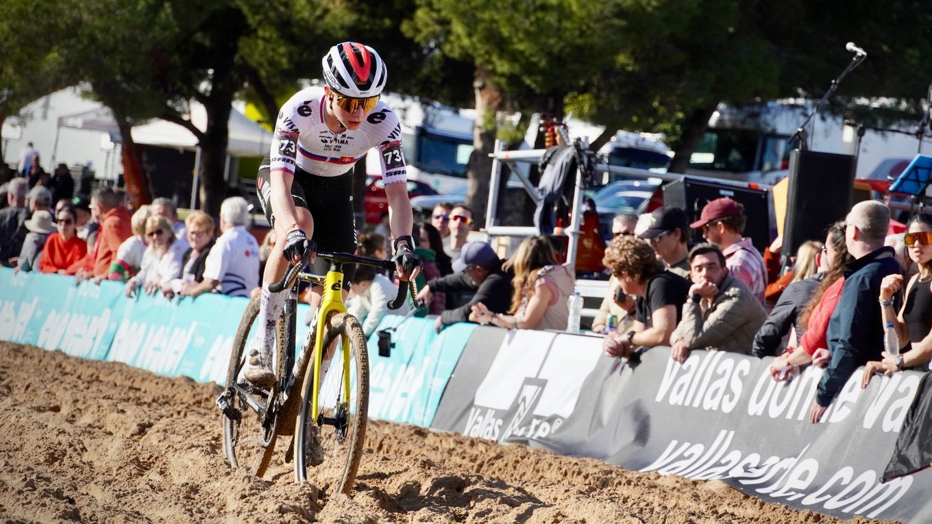 Viktória Chladoňová počas pretekov v cyklokrose.