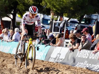 Viktória Chladoňová počas pretekov v cyklokrose.