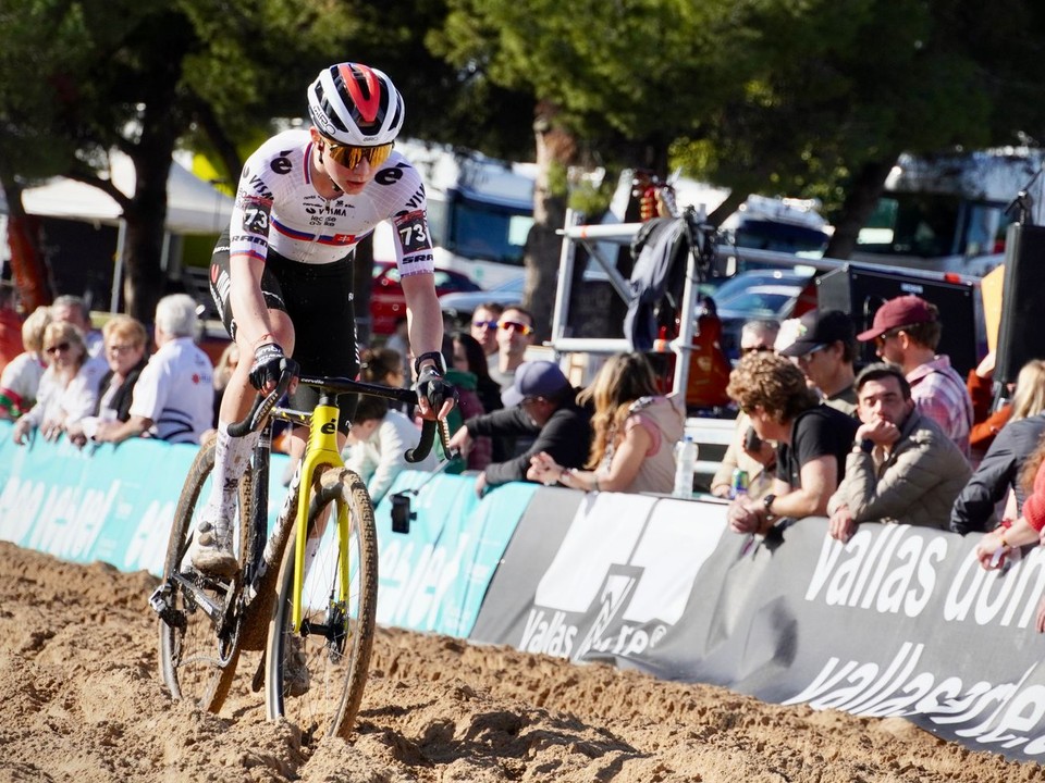 Viktória Chladoňová počas pretekov v cyklokrose.