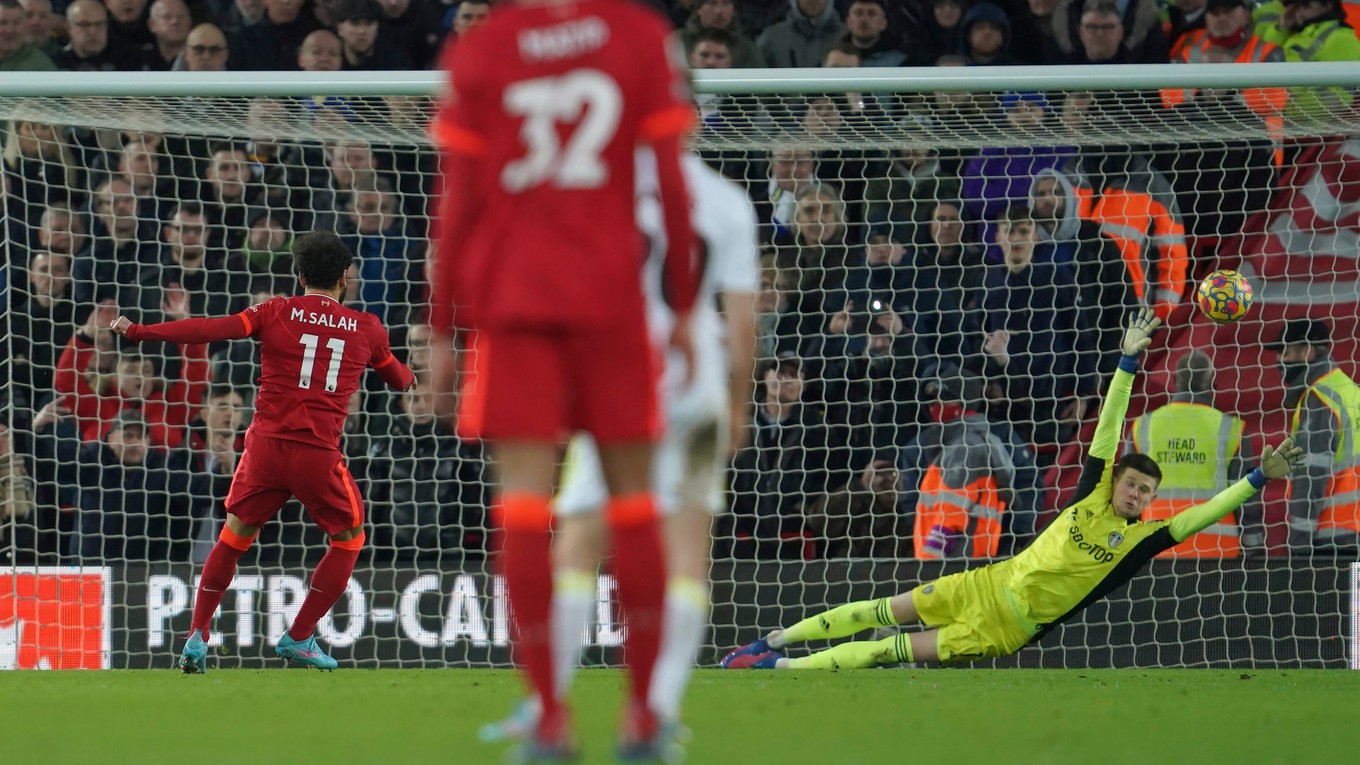 Mohamed Salah (FC Liverpool) skóruje z pokutového kopu.