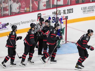 Kanaďania sa tešia po triumfe v zápase Slovensko - Kanada vo štvrťfinále MS v hokeji do 20 rokov 2023.