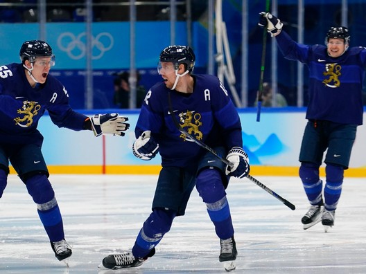 Atte Ohtamaa (vľavo) a Marko Anttila sa tešia po strelenom gól vo finále ZOH 2022 v Pekingu Fínsko - ROC (Rusko).