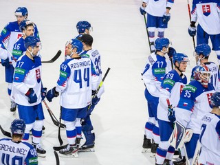 Slovenskí hokejisti po zápase Slovensko - Česko na MS v hokeji 2021.