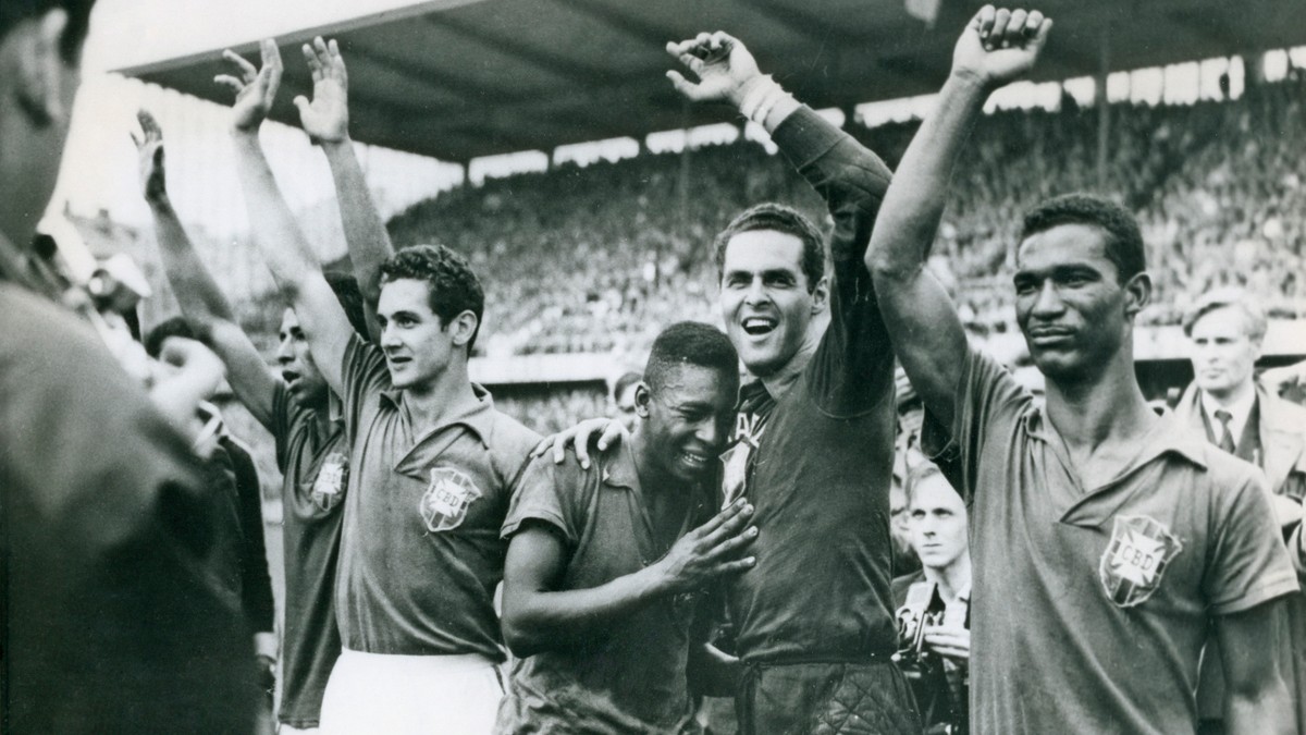 17-ročný Brazílčan Pelé plače na ramene brankára Gylmara Dos Santosa Nevesa po víťazstve Brazílie 5:2 nad Švédskom vo finále majstrovstiev sveta vo futbale vo švédskom Štokholme 29. júna 1958.