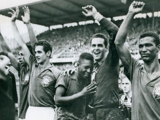 17-ročný Brazílčan Pelé plače na ramene brankára Gylmara Dos Santosa Nevesa po víťazstve Brazílie 5:2 nad Švédskom vo finále majstrovstiev sveta vo futbale vo švédskom Štokholme 29. júna 1958.