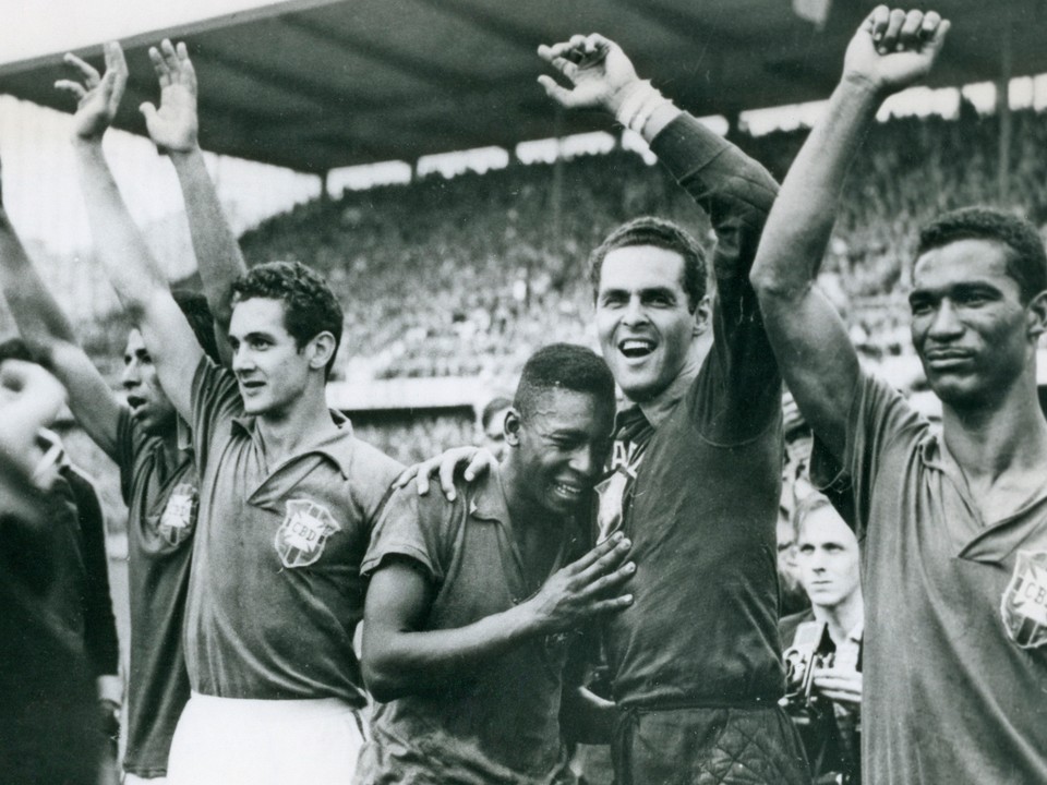 17-ročný Brazílčan Pelé plače na ramene brankára Gylmara Dos Santosa Nevesa po víťazstve Brazílie 5:2 nad Švédskom vo finále majstrovstiev sveta vo futbale vo švédskom Štokholme 29. júna 1958.