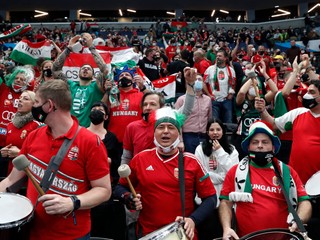 Fanúšikovia v zaplnenej hale MVM Dome v Budapešti počas zápasu Maďarsko - Holandsko na ME 2022 v hádzanej.