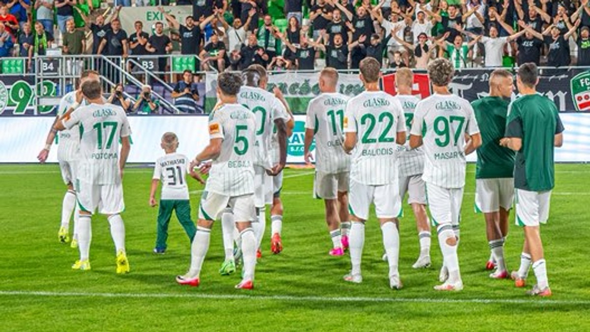 Futbalisti FC Tatran Prešov s fanúšikmi.