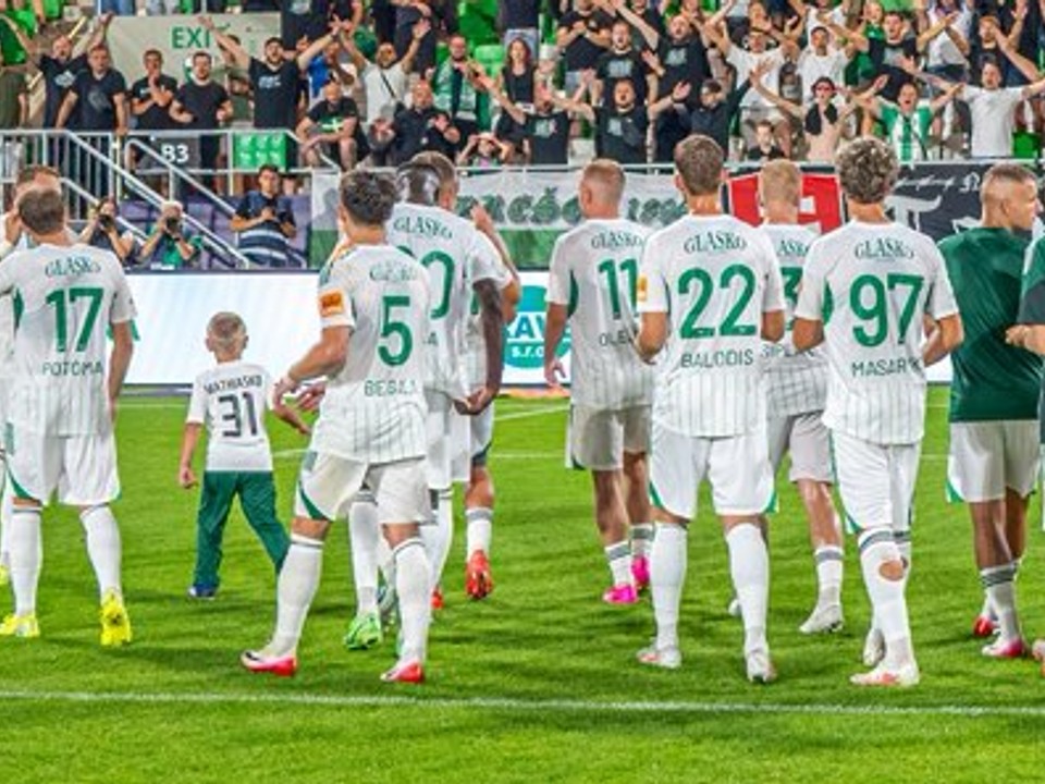 Futbalisti FC Tatran Prešov s fanúšikmi.