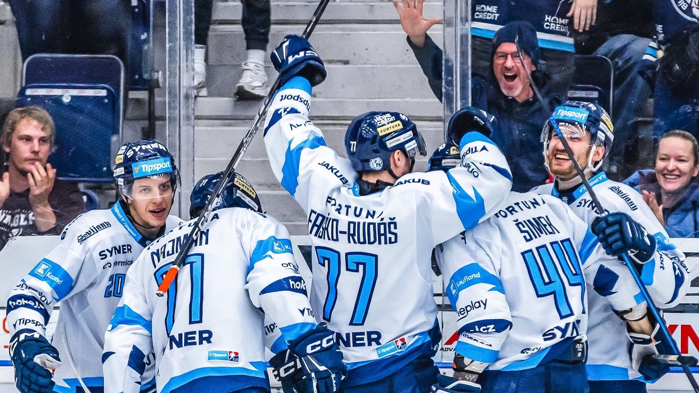 Martin Faško-Rudáš (77) oslavuje gól so spoluhráčmi.