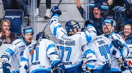 Martin Faško-Rudáš (77) oslavuje gól so spoluhráčmi.