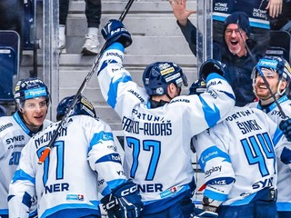 Martin Faško-Rudáš (77) oslavuje gól so spoluhráčmi.