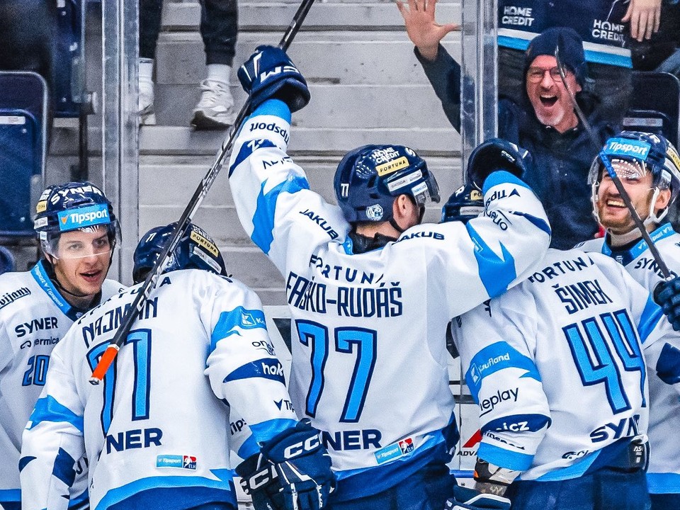 Martin Faško-Rudáš (77) oslavuje gól so spoluhráčmi.