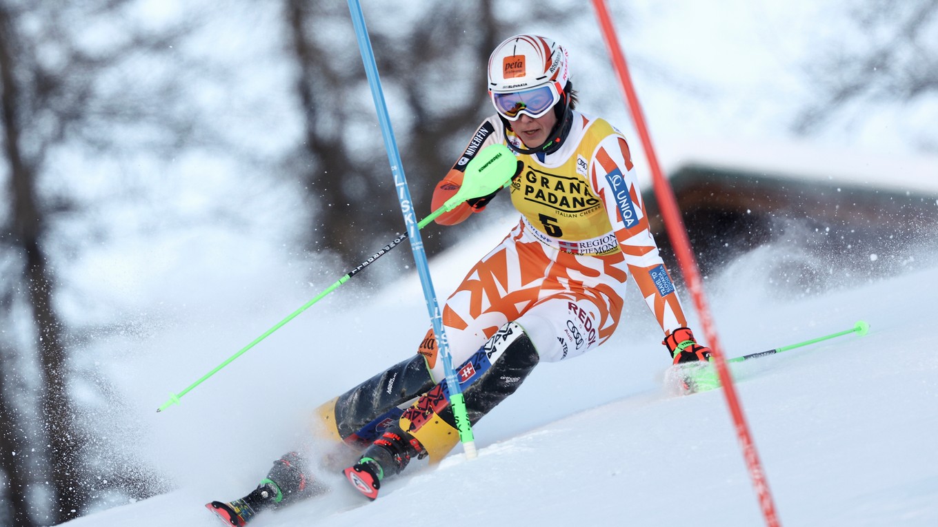 Petra Vlhová počas slalomu v Sestriere 2022.
