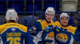 Hokejisti HC 19 Humenné oslavujú gól.
