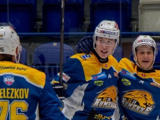 Hokejisti HC 19 Humenné oslavujú gól.