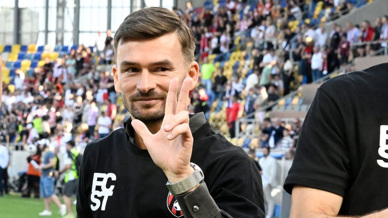 Na snímke vľavo tréner Trnavy Michal Gašparík a Adrian Zeljkovič.