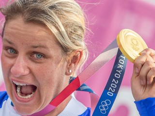 Zuzana Rehák Štefečeková so zlatou medailou z OH 2020 / 2021 v Tokiu.