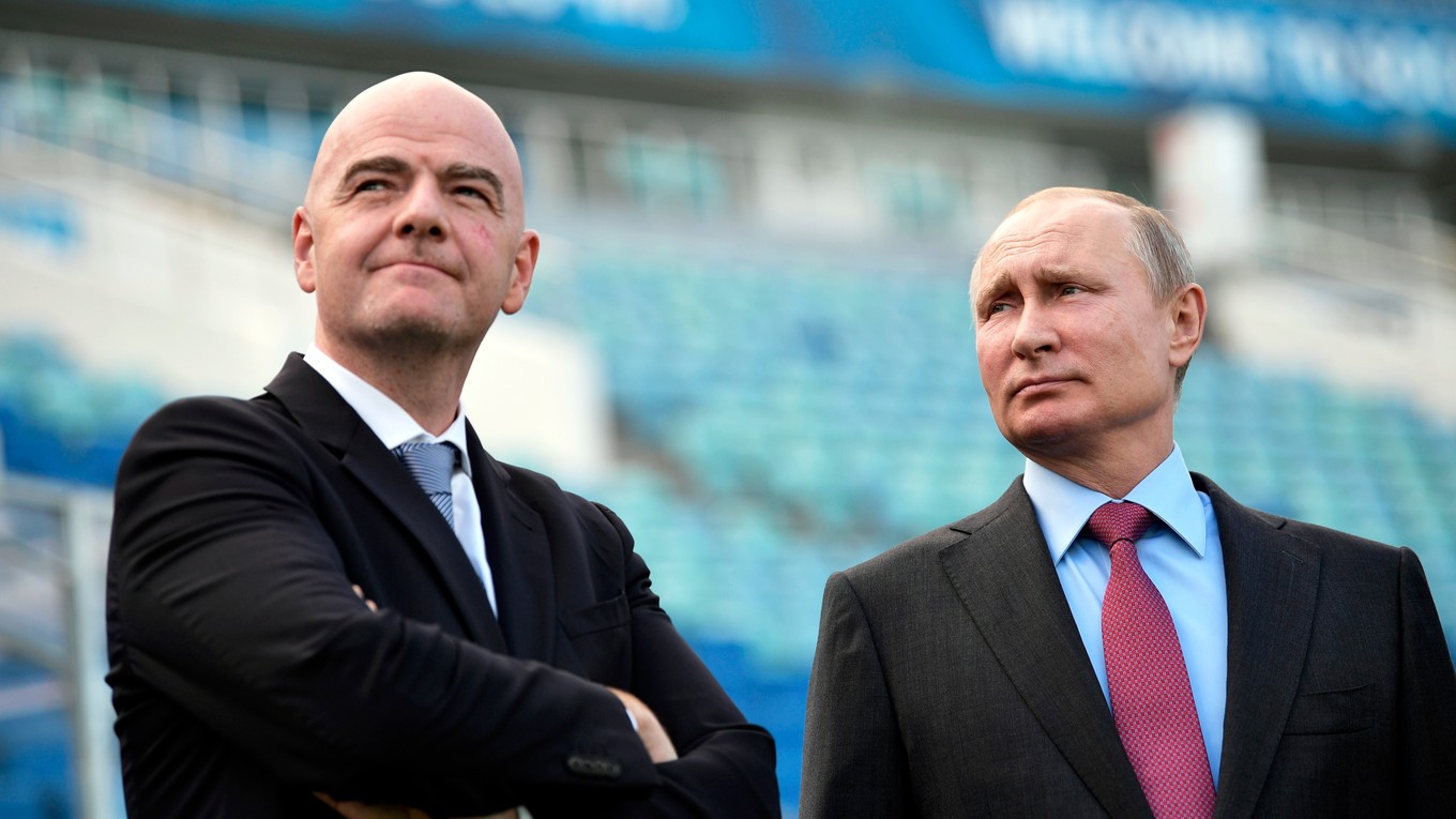 Ruský prezident Vladimir Putin (vpravo) a Gianni Infantino, šéf FIFA, na ilustračnej fotografii.