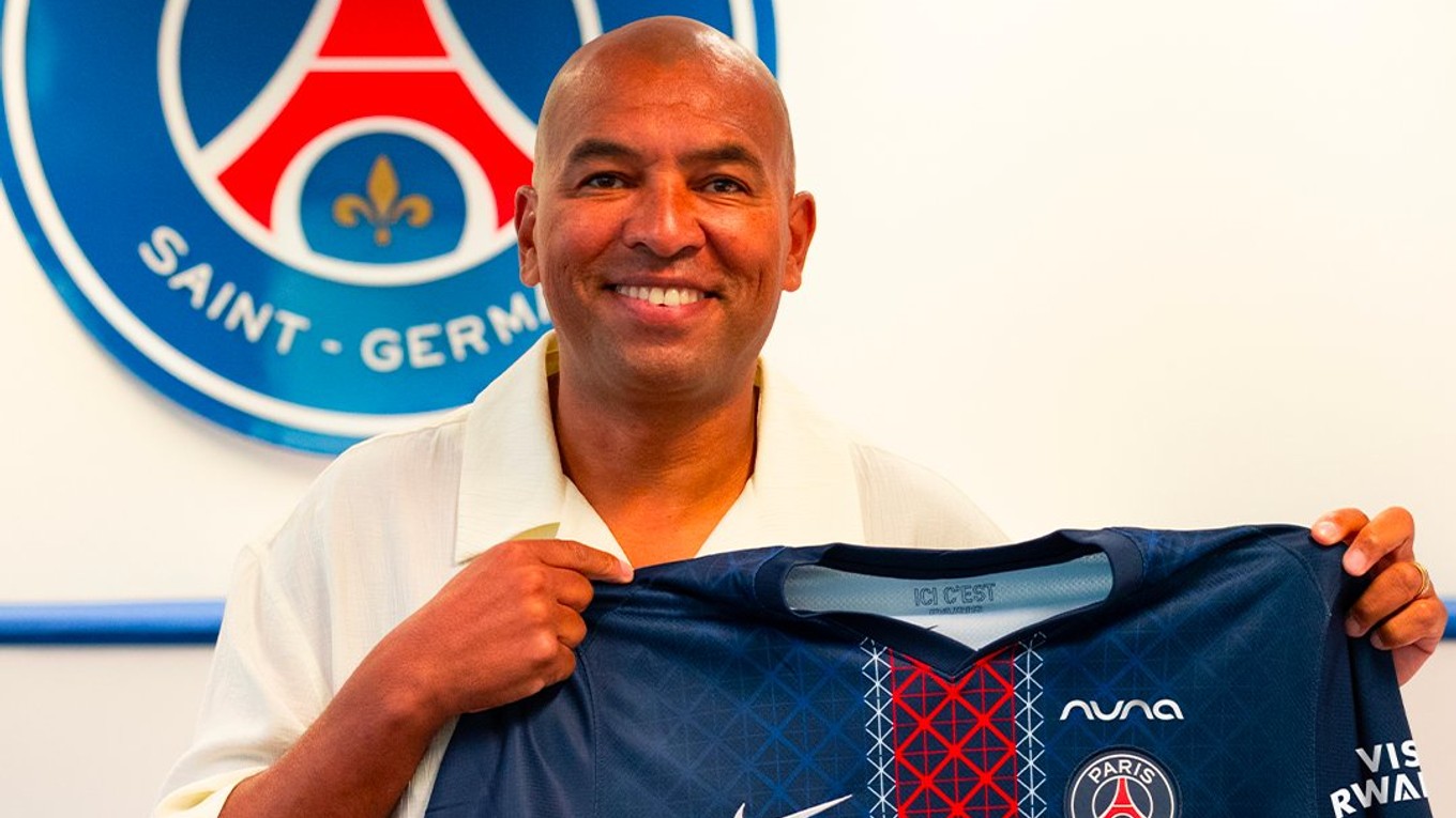 Tréner Paulo Cesar s dresom Paríž St. Germain.