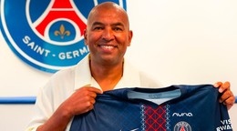 Tréner Paulo Cesar s dresom Paríž St. Germain.