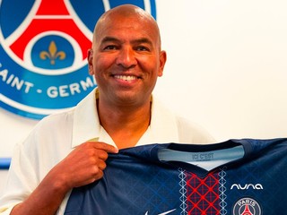 Tréner Paulo Cesar s dresom Paríž St. Germain.