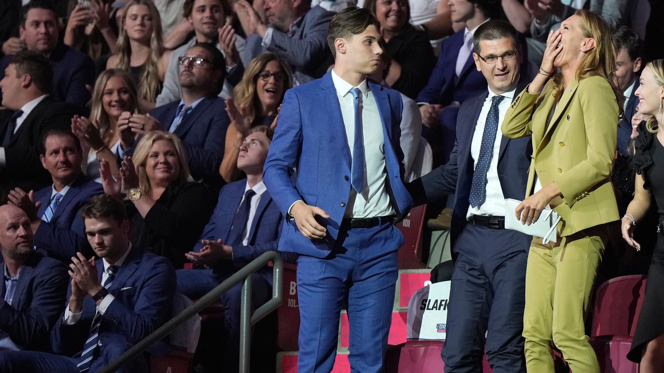 Juraj Slafkovský s rodičmi na drafte NHL 2022.