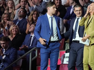 Juraj Slafkovský s rodičmi na drafte NHL 2022.