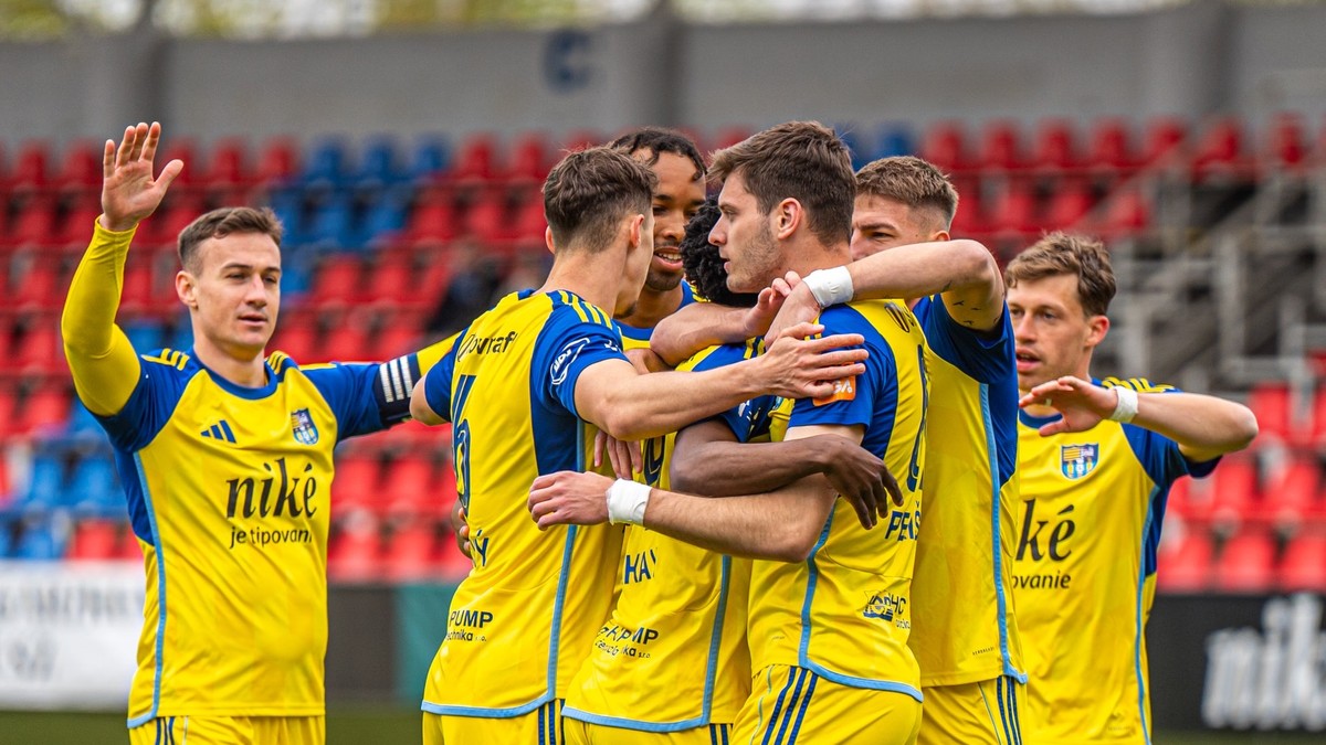 Hráči Košíc oslavujú gól.