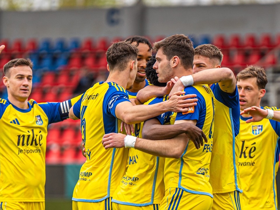 Hráči Košíc oslavujú gól.