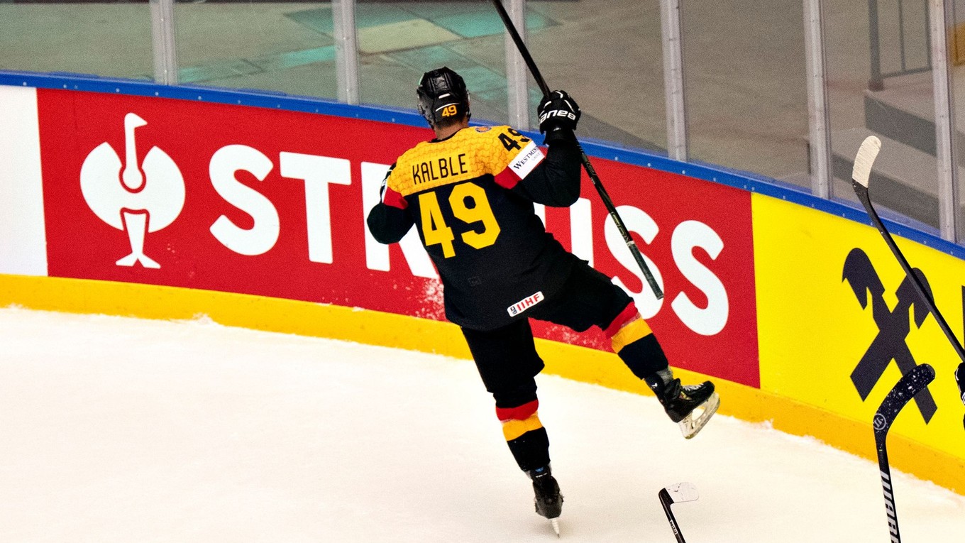 Lukas Kälble oslavuje gól na MS v hokeji 2025. 