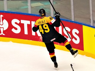 Lukas Kälble oslavuje gól na MS v hokeji 2025.