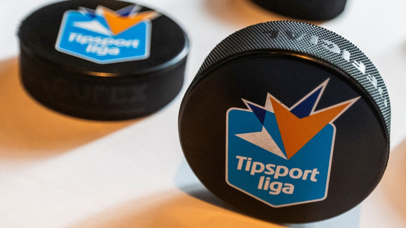 Na snímke logo hokejovej Tipsport ligy na puku.