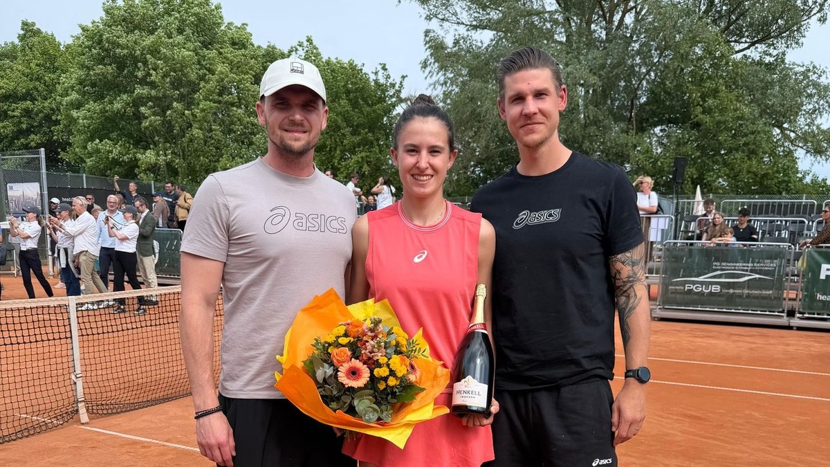 Mia Pohánková (v strede)