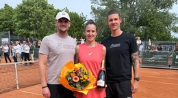 Mia Pohánková (v strede)