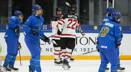 Hokejisti Kanady oslavujú gól v zápase s Kazachstanom na MS U18