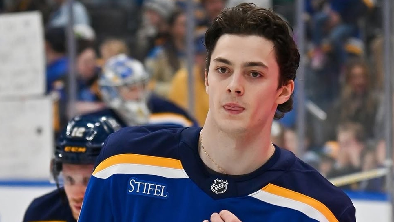 Dalibor Dvorský počas debutu v NHL za tím St. Louis Blues. 