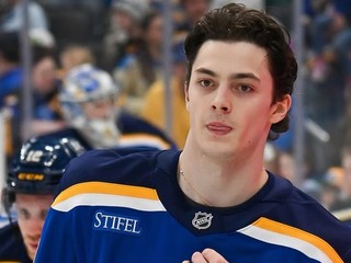 Dalibor Dvorský počas debutu v NHL za tím St. Louis Blues. 