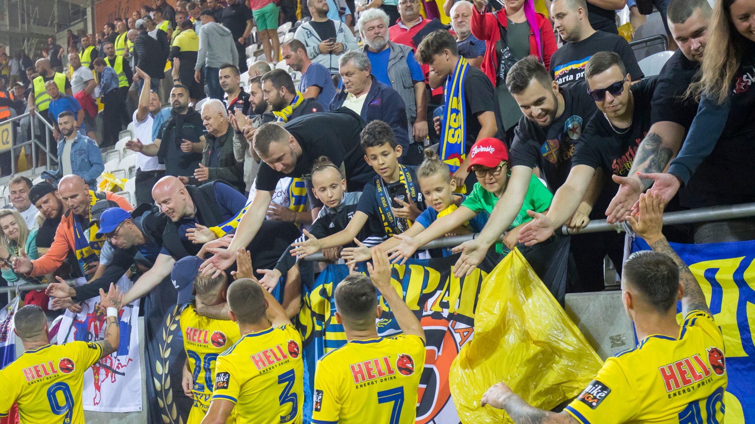 Futbalisti FC Košice sa zdravia s fanúšikmi po návrate do najvyššej súťaže.  