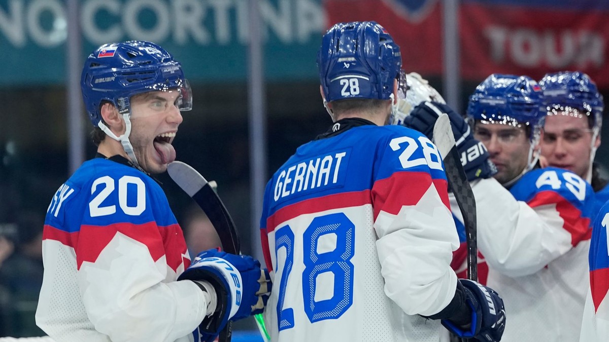Juraj Slafkovský na konci zápasu Švédsko - Slovensko na ZOH 2026. 